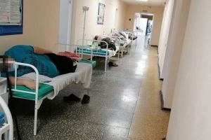 Из-за наплыва пациентов в больнице Пензы людей укладывают в коридорах