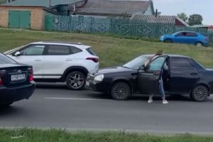 Соцсети: в Пензе девушка руками удерживала автомобиль с пьяным водителем
