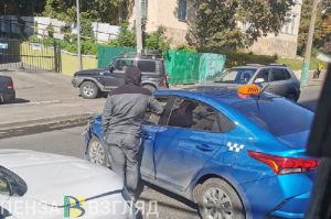 В центре Пензы попавший в ДТП автомобиль такси перекрыл дорогу