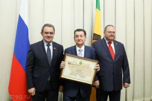 Олег Мельниченко вручил региональную награду Владимиру Каширскому