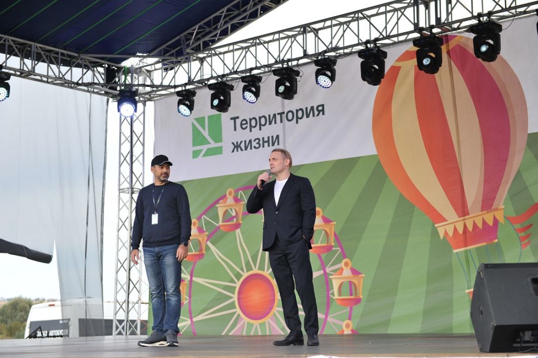 На площадке ЖК «Лугометрия» стартовал межрегиональный фестиваль циркового искусства «Территория чудес» (0+)