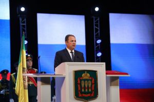 Игорь Комаров поздравил Олега Мельниченко с вступлением в должность губернатора