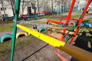 Жители пензенского двора рассказали, почему на качелях появилась цепь