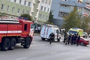 На месте реанимобиль и сотрудники МЧС. На фото попали последствия жесткого ДТП в Пензе