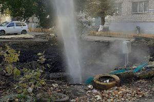 В Пензе сняли на видео мощный фонтан горячей воды