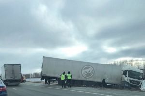 На трассе М-5 в Пензенской области фура слетела с дороги