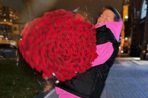 Седокова похвасталась огромным букетом и призвала мужчин дарить женщинам цветы
