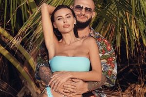Оксана Самойлова в купальнике показала стройную и загорелую фигуру