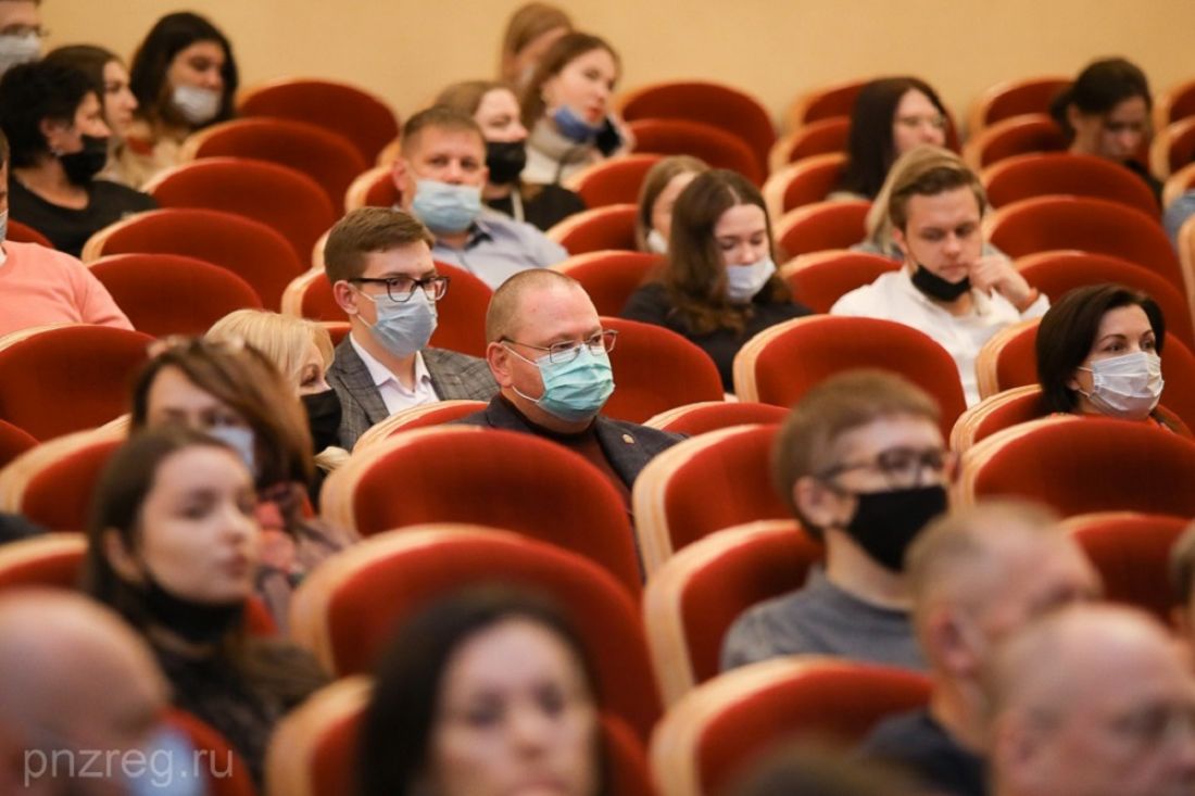 Губернатор посетил премьеру «Мертвых душ» в Пензенском драмтеатре (12+)