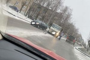Грузовик и легковушка не поделили дорогу на Западной поляне в Пензе