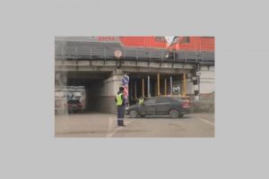 В Пензе застрявший под мостом грузовик спровоцировал помехи в движении