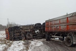 «Занесло на льду». В Каменском районе опрокинулся «КамАЗ»