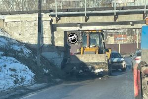 В Пензе под железнодорожным переездом застрял трактор
