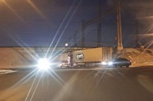 В Пензе очередная фура «залетела» под железнодорожный мост и застряла