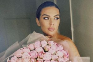 Анна Седокова опубликовала «обнаженное» фото, прикрывшись пионами