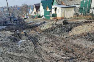 Автомобиль «утонул» в грязи в райцентре Пензенской области