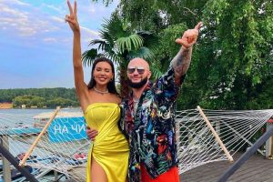 Оксана Самойлова предложила подписчикам угадать, куда она летит с семьей отдыхать