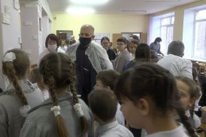 Мэр Златогорский попросил оценить учеников кузнецкой школы качество питания в столовой
