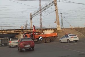 Перед железнодорожным мостом в Пензе снова возникла пробка из-за застрявшего грузовика