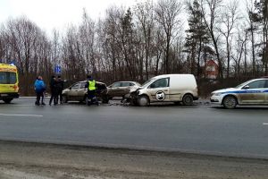 Очевидцы сообщают о пострадавших в жестком тройном ДТП на выезде из Пензы