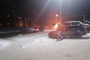 В пензенском районе Арбеково сняли на видео полыхающий автомобиль BMW