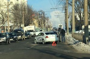 В Пензе «паровозиком» столкнулись три автомобиля