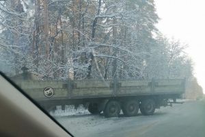 В пензенских Ахунах грузовик слетел с дороги