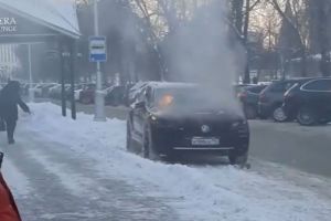В центре Пензы заполыхал дорогой автомобиль