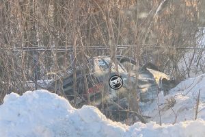 В Пензе отечественная легковушка потеряла управление и улетела в кювет