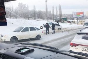 В Пензе иномарка съехала с дороги и оказалась в сугробе