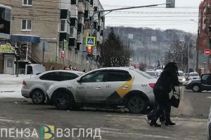 В центре Пензы в ДТП угодили две машины такси