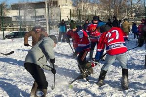 В Заречном сыграли в хоккей в валенках