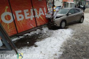 Появились новые фото с места ДТП, где иномарка врезалась в остановку в Пензе