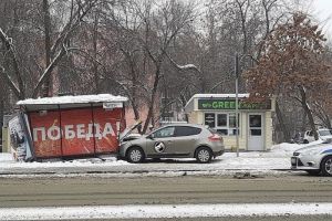 В Пензе иномарка жестко врезалась в остановочный павильон