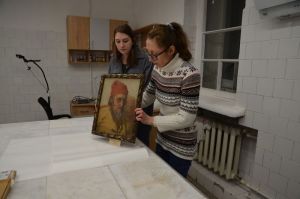В реставрационной мастерской Картинной галереи приступили к «оздоровлению» первого полотна