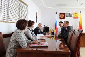 Пензенский министр образования Комаров восстановил в должности уволенного директора школы