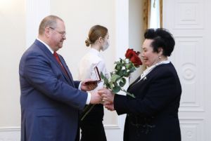 Олег Мельниченко вручил почетный знак «Во славу земли Пензенской» Людмиле Ярмолович