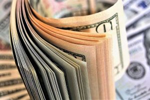 Официальный курс доллара и евро резко вырос по отношению к рублю