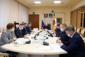 Мельниченко поручил оценить эффективность мер поддержки по соцконтрактам