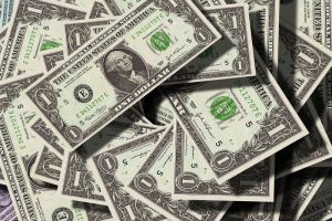 Центробанк разрешил финансовым организациям продавать гражданам наличную валюту