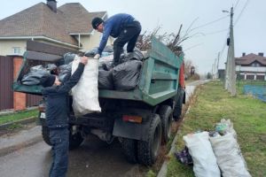В Пензе в частном секторе освободили от мусора детскую площадку