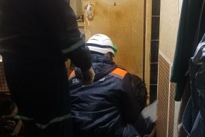 Спасатели помогли упавшей в ванной комнате пензячке
