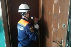 Спасатели вскрыли дверь в квартиру пожилой пензячки, не отвечавшей на звонки