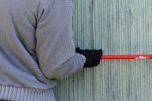 На улице Гладкова в Пензе вор пробрался в дом, повредив деревянную стену