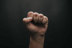В Пензенской области женщину избили за интерес к наколкам, отмечая Крещение