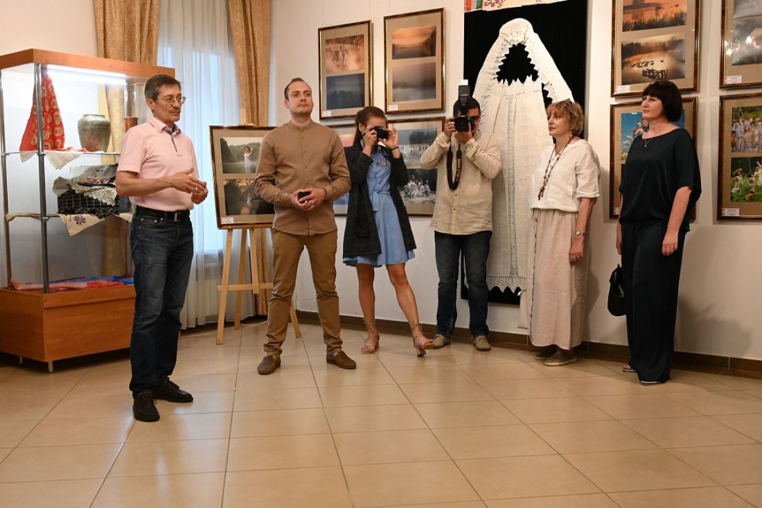 В Пензе открылась уникальная выставка, объединившая фото, картины и костюмы (0+)