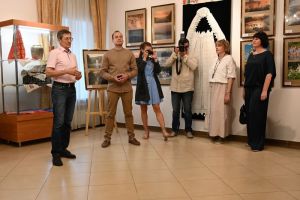 В Пензе открылась уникальная выставка, объединившая фото, картины и костюмы (0+)
