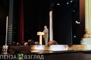 Олег Мельниченко поздравил лучших пензенских выпускников