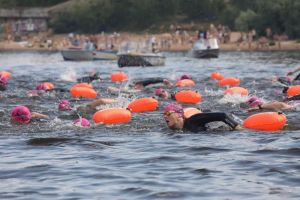 В рамках международной плавательной серии X-Waters Volga 2022 Игорь Комаров проплыл 5 километров