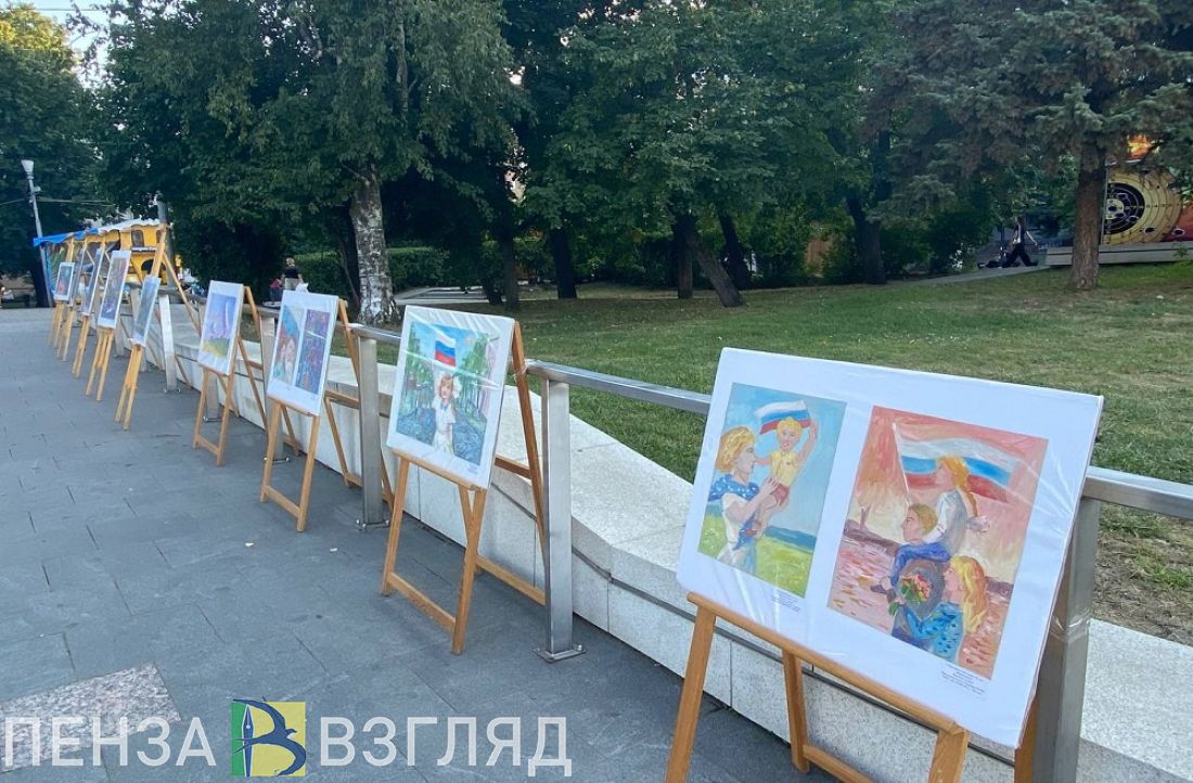 В Пензе проходит выставка детских рисунков в честь Дня флага